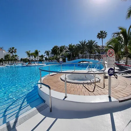Apartament Beachfront No 1 With Heated Pool, Close To Sea And Beach, Balcony, Wifi