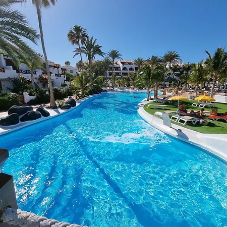 Beachfront No 1 With Heated Pool, Close To Sea And Beach, Balcony, Wifi