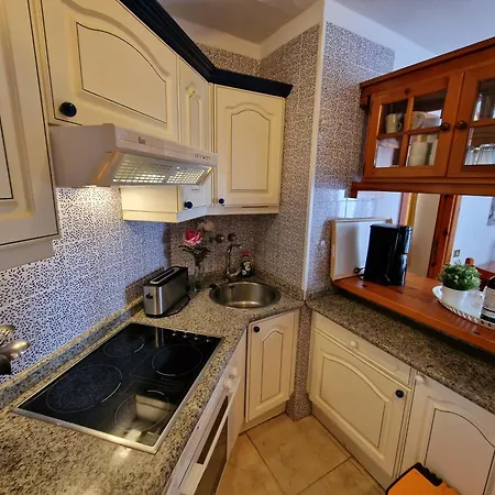 Beachfront No 1 With Heated Pool, Close To Sea And Beach, Balcony, Wifi Playa de las Américas